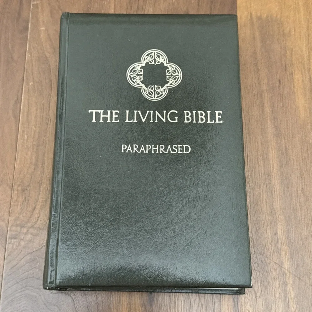 The Living Bible Paraphrased Tyndale Vintage 1978 HARDCOVER Celtic